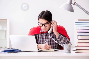 Dizüstü bilgisayarı olan süper kahraman öğrenci sınavlara hazırlanıyor.