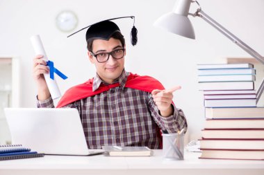 Süper kahraman öğrenci havan topu takıyor.