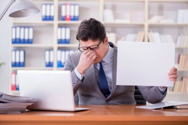 Ofisteki işadamı elinde boş bir mesaj panosu tutuyor.