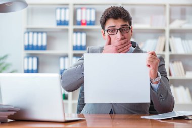 Ofisteki işadamı elinde boş bir mesaj panosu tutuyor.