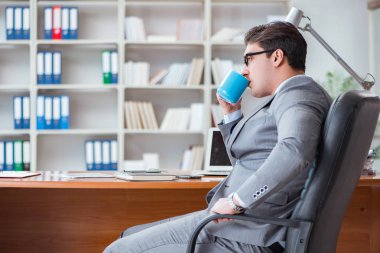 Ofiste çalışan genç bir işadamı.