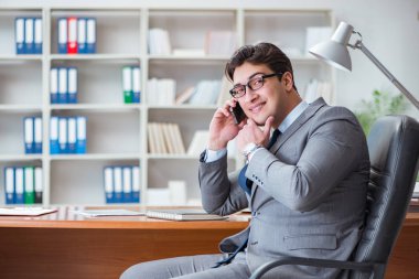 Ofiste çalışan genç bir işadamı.