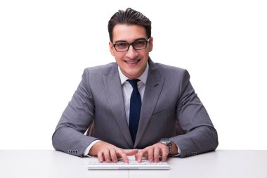 Genç işadamı beyaz sırtında izole edilmiş bir klavyede daktilo kullanıyor.