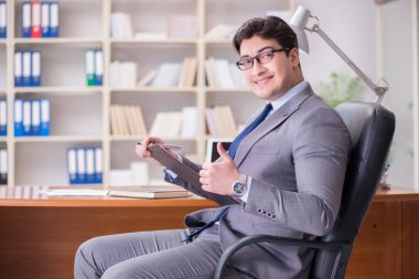 Ofiste çalışan genç bir işadamı.