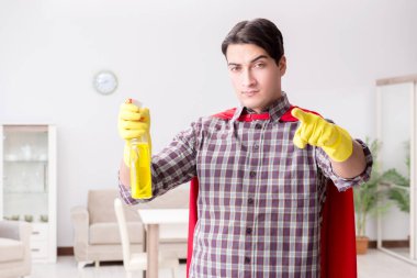 Süper kahraman temizlikçi ev işi yapıyor.