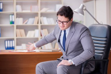 Ofiste çalışan genç bir işadamı.