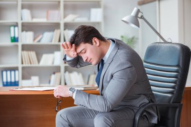 Ofiste çalışan genç bir işadamı.