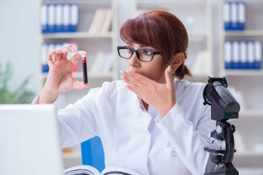 Bir laboratuarda deney yapan kadın bir bilim adamı.