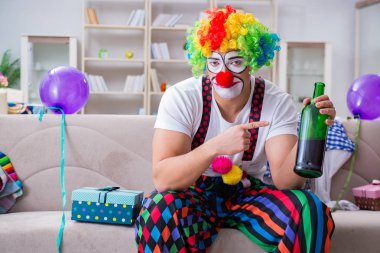 Sarhoş palyaço evde parti veriyor.