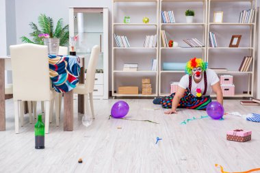 Sarhoş palyaço evde parti veriyor.