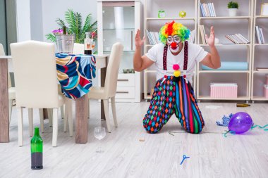 Sarhoş palyaço evde parti veriyor.