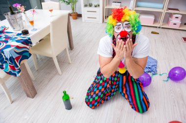 Sarhoş palyaço evde parti veriyor.