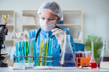 Laboratuvarda deneyler yapan kadın bilim adamı.