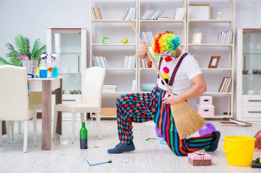 Komik palyaço evde temizlik yapıyor.