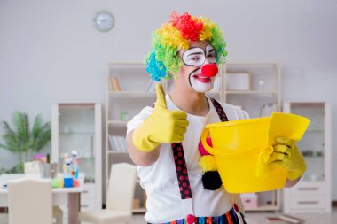 Komik palyaço evde temizlik yapıyor.