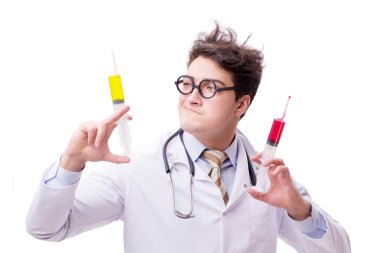 Beyaz şırıngalı komik doktor.