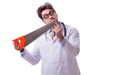 Beyaz testere kullanan komik bir doktor.