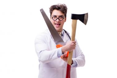 Balta ve üzerinde beyaz izole testere ile komik doktor