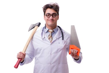 Balta ve üzerinde beyaz izole testere ile komik doktor