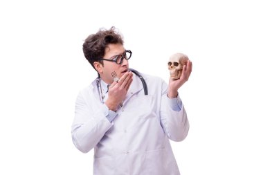Beyaz izole kafatası ile komik doktor
