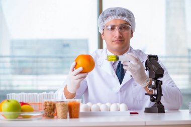 Besin uzmanı gıda ürünlerini laboratuarda test ediyor.