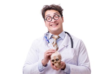 Beyaz izole kafatası ile komik doktor