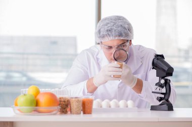Besin uzmanı gıda ürünlerini laboratuarda test ediyor.