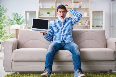 Evden çalışan boyunluk takan serbest çalışan bir adam.