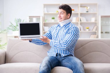 Evden çalışan boyunluk takan serbest çalışan bir adam.