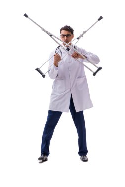 Genç doktor, beyaz sırtında tek başına yürüyor.