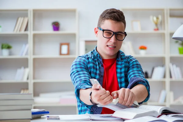 Jeune adolescent se préparant pour les examens étudiant à un bureau à l'intérieur — Photo