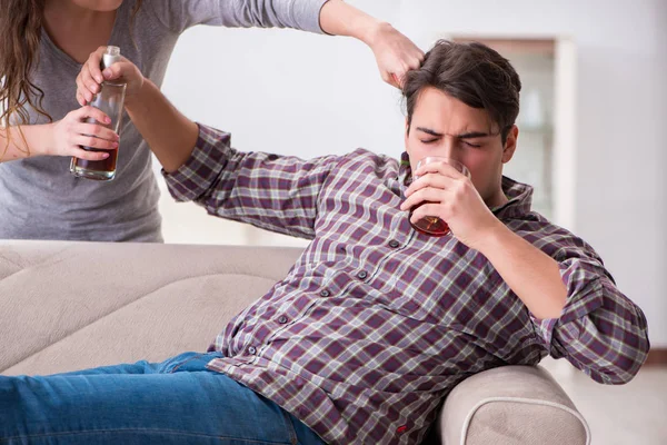 Genç bir aile kavramında içki sorunu yaşayan sarhoş bir koca.