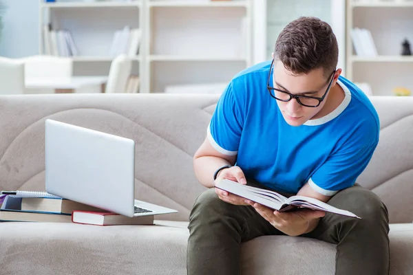 Jeune étudiant se préparant aux examens étudiant à la maison sur un canapé — Photo