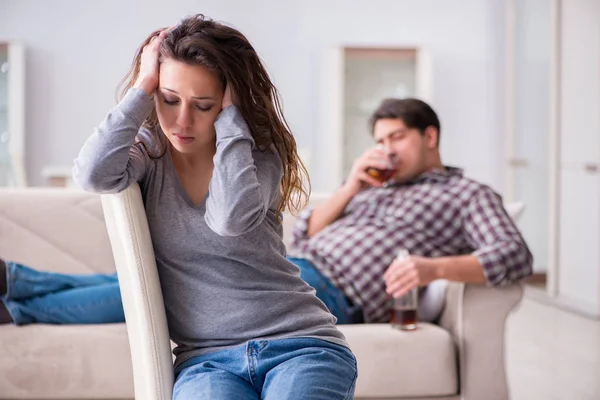 Genç bir aile kavramında içki sorunu yaşayan sarhoş bir koca.