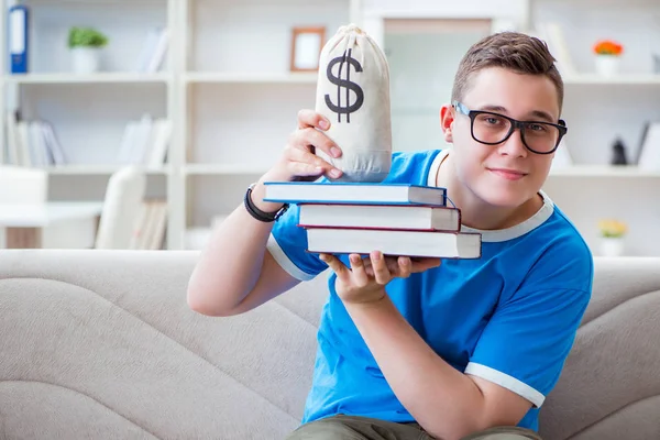 Estudiante joven preparándose para los exámenes que estudian en casa en un sofá —  Fotos de Stock