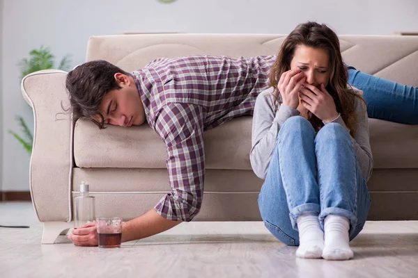 Genç bir aile kavramında içki sorunu yaşayan sarhoş bir koca.
