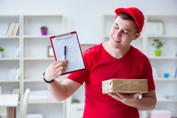 Postmann liefert ein Paket aus — Stockfoto