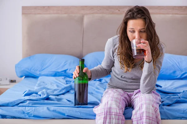 Jovem mulher bebendo álcool deprimido em casa — Fotografia de Stock