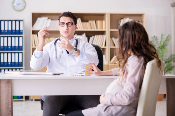 Hamile kadın muayene için doktoru ziyaret ediyor. — Stok fotoğraf