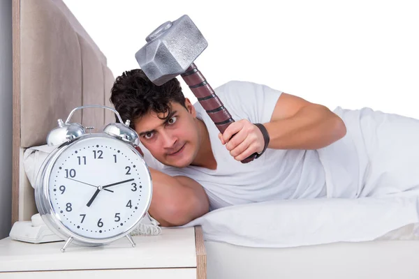 Hombre en la cama sufriendo de insomnio —  Fotos de Stock