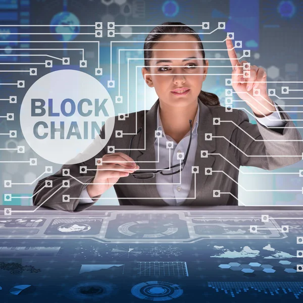 Empresária no conceito criptomoeda blockchain — Fotografia de Stock
