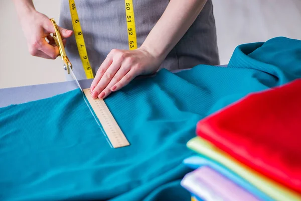 Žena krejčí pracuje na šití oblečení šití měření fa — Stock fotografie
