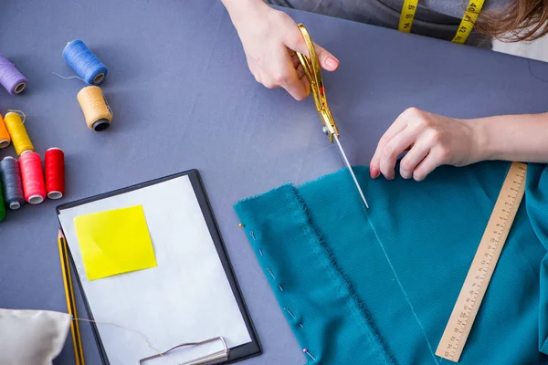 Женщина портной работает над одеждой швейные швы измерения фа — стоковое фото