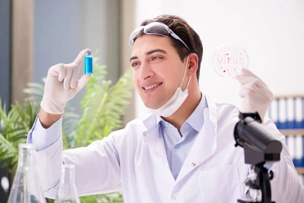 Médico do sexo masculino que trabalha no laboratório em vacina contra o vírus — Fotografia de Stock