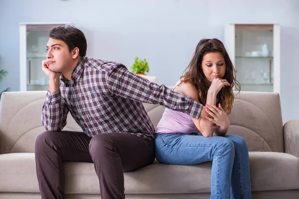 Parçalanmış ilişki konseptinde genç bir aile