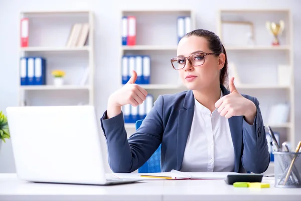 Zakenvrouw werkzaam in het kantoor aan de balie — Stockfoto