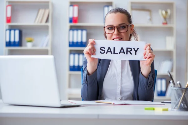 Zakenvrouw neemt nieuwe werknemers in dienst — Stockfoto