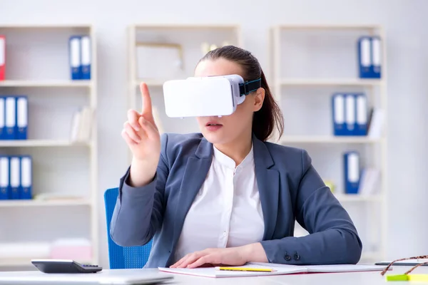 Mujer de negocios con gafas de realidad virtual en la oficina — Foto de Stock