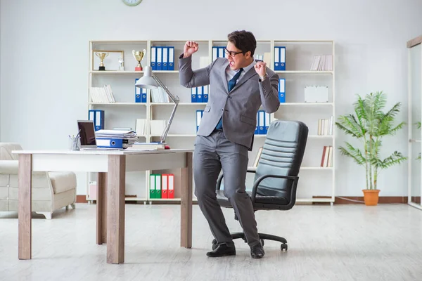 İş adamı işte ara verirken eğleniyor.