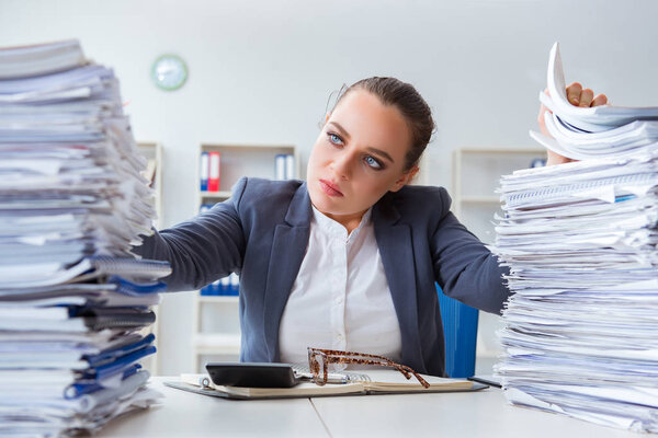 Уставшая деловая женщина с бумажной работой